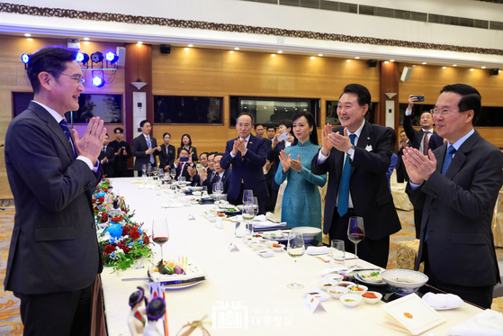 Korean President Yoon Suk Yeol, second from right, and Vietnamese President Vo Van Thuong, far right, congratulate Samsung Electronics Executive Chairman Lee Jae-yong, left, on his birthday at the state dinner at a convention center in Hanoi Friday evening. [PRESIDENTIAL OFFICE]