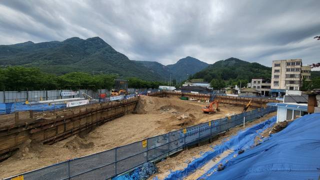 합천 영상테마파크 내 호텔 건립사업 터파기 현장. 시행사 대표가 250억원을 횡령한 후 잠적하면서 사업이 무산됐다./합천군 제공/