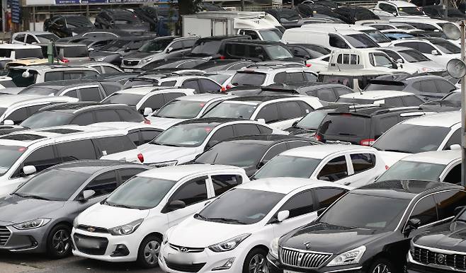 정부의 자동차 개소세 인하 혜택 종료가 다가오며 신차급 중고차가 대안으로 자리 잡을 수 있을 지 주목된다. 사진은 서울시내 한 중고차 매매단지. /사진=뉴스1