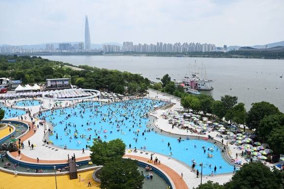 무더위가 기승을 부린 25일 서울 뚝섬 한강공원 수영장에서 시민들이 더위를 식히고 있다. 2023.6.25 오장환 기자