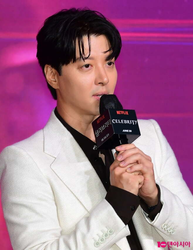 Actor Lee Dong-gun has revealed he spent a lot of time with his daughter before returning to Netflix series Celebrity.On the morning of the 26th, the Netflix series Celebrity production presentation was held at the Naru Ballroom on the 2nd floor of the Seoul Mapo Hotel Naru Seoul M Gallery.Actors Park Gyoo-yeong, Kang Min-hyuk, Lee Cheong-a, Lee Dong-gun, Jun Hyoseong and Kim, Cheol were present.Celebrity is a story about the colorful and fierce naked face of celebrities facing A-ri (Park Gyoo-yeong), who jumped into a world where becoming famous makes money.We are going to unravel the story of SNS, which is very close to our daily life, and Haemophilus in, who reigns as an emerging nobleman there.Lee Dong-gun plays the role of Taejeon. Taejeon is the owner and lawyer of Taegang, a law firm with both money and power.He was not interested in Ari, who is paying attention to his sister, wife, and friend Jun Kyung, but he is concentrating on stopping Aris mouth after one night.Lee Dong-gun said, I did not know SNS at all. I learned about SNS through script. It was attractive to see Celebrity script.I was fascinated by the fact that the SNS world is so gorgeous and cool. I wanted to work with Kim and Cheol, but I made a wish. Lee Dong-gun married Jo Yoon-hee, who worked with him on the drama Laurel Tailor Gentlemen in 2017, and then held his first daughter, Roa, in her arms in December 2018; the couple divorced in 2020 after three years of marriage.Custody was given to Jo Yoon-hee, especially for Lee Dong-gun, Celebrity is his comeback after three years since the musical The Bodyguard.Lee Dong-gun said, I thought there was a reason to take a break from work. It was the process of my daughter turning 5 to 7 years old. I thought about how important it was to spend time with my father.I have invested in spending time with my child because I want to make my father feel less absenteeism because I can not stay next to him.  I am happy and glad to be able to participate in the sparkling Spin-off with the brilliant Celebrity. Celebrity will be released to more than 190 countries around the world through Netflix on the 30th.