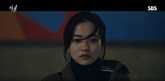 The winner of the star writers Weekend drama competition was clearly divided.Kim Eun-hee, who wrote a demon, won the game, while Im Sung-han, the half-sister of The Horribly Slow Murderer with the Extremely System, was humiliated.Kim Tae-ris SBS drama a demon has exceeded 10% of TV viewer ratings in two times.a demon depicts the death of a question in a demon by Gusan! Young (Kim Tae-ri) and Oh Jung-se, a folklorist who follows a demon.Writer Kim, who previously melted Occult mystery material in the Netflix original series Kingdom and tvNs Jirisan, put the woman who heard the Stay Puft Marshmallow Man and the man who chased the Stay Puft Marshmallow Man at the forefront in a demon.Kim Tae-ri, who has already been recognized for his acting ability, also played a role in the film.Kim Tae-ri, after receiving the remains of his fathers mouth (Jin Seon-kyu), gradually eroded a demon and spewed a blow-up that Jasin did not know, leading to a tense story.In his previous film, Twenty Five Twenty One, Kim Tae-ri, a lovely and daring character, widened his acting spectrum by taking out an eerie face through a demon. The subtle smile and unfocused eyes added to the horror atmosphere of the drama.Kim Eun-hees fine play and Lee Jung-rims delicate directing were synergistic with Kim Tae-ris acting.In addition to the scene where the clever directing using the mirror stands out, it peaked at the perfection of the pole, such as the slight but clear clue.Actors and crews hoped for 30% of TV viewer ratings twice, but as the show went on, the TV viewer ratings rose and the green light came on the possibility of reaching the desired TV viewer ratings.On the other hand, Ims TV drama Lady Durian dropped from 4.2% to 3.4% twice. Lady Durian enjoyed the humiliation of the last place in the weekly drama 5 Pajeon.It is the last of the TV viewer ratings compared to JTBC Saturday drama King the Land, tvN Saturday drama Take care of this student, a demon and MBC gilt drama Numbers.LadyDurian presented an unconventional development from the first broadcast. I love you as a woman, not as your mothers daughter-in-law, I want to hug you.It was the first time in history that homosexuality was dealt with. There were viewers who felt uncomfortable beyond the blue and blue.In his previous work, he has written a variety of dramatic material such as possession, out-of-body experiences, and cancer cell theories.Although it is still early, the industry analysis that the Im Sung-han style The Horribly Slow Murderer with the Extremely narrative is no longer working is coming out that the TV viewer ratings are not successful even with an unconventional setting.Although the influence of star writers in broadcasting is still enormous, there is a strong voice that efforts to reflect content trends beyond the name value are essential. The power of the play dominates the box office.Im writes that while maintaining the merits of Jasin, I should avoid dealing with the blind The Horribly Slow Murderer with the extreme material.In addition, efforts to try new materials will be needed.