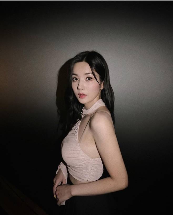Singer Kwon Eun-bi said goodbye to Tokyo with a naughty look.On the 26th, Kwon Eun-bi posted an article and a photo called  ⁇  Tokyo, Goodbye.In the photo, he posed with the dance team or recorded his daily life in Tokyo.The netizens who saw it laughed at Kwon Eun-bi, leaving a response.On the other hand, Kwon Eun-bi recently attended the water night and attracted attention with an extraordinary bikini.