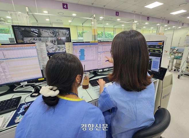 정민정(가명) 간호사가 오전에 업무를 챙기면서 신입 권미경(24) 간호사에게 교육을 하고 있다. 정 간호사 책상 위로 대형 사이즈의 아이스아메리카노가 놓여 있다.유선희 기자