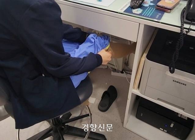 배선영 간호사가 오후10시 업무 시작 전 ‘압박스타킹’을 꺼내 신었다. 간호사들은 하루종일 앉을 틈 없이 뛰어다니면서 일하기 때문에 ‘압박스타킹’을 꼭 착용하고 일한다고 했다. 유선희 기자
