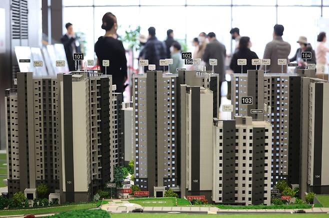 지난달 3일 서울 은평구 센트레빌 아스테리움 시그니처의 모델하우스에서 방문객들이 내부를 둘러보고 있다. 연합뉴스