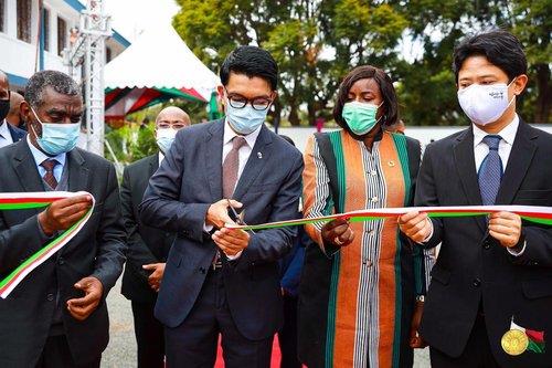 마다가스카르 대통령(왼쪽 두번째), 한국 지원 첫 감염병 연구소 개관식(2020.6.26) [마다가스카르 대통령실 페이스북 캡처. 재판매 및 DB 금지]