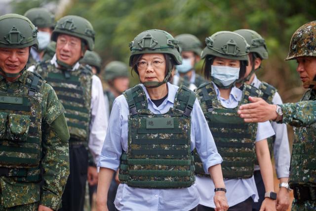 차이잉원 대만 총통이 지난달 11일 예비군 훈련이 이뤄지는 타오위안 군 기지를 방문한 모습. 타오위안 EPA=연합뉴스