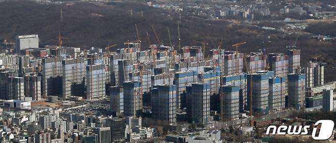 (서울=뉴스1) 구윤성 기자 = 서울 강동구 둔촌 주공 재건축 단지 올림픽파크 포레온이 내주 무순위 청약을 접수한다. 2일 부동산 업계에 따르면 둔촌주공 올림픽파크 포레온 무순위 청약은 오는 3일 모집 일정 공고를 거쳐 8일 한국부동산원 청약홈을 통해 청약을 진행할 예정이다. 사진은 이날 서울 송파구 롯데월드타워 서울스카이에서 바라본 올림픽파크 포레온 건축현장. 2023.3.2/뉴스1 Copyright (C) 뉴스1. All rights reserved. 무단 전재 및 재배포 금지.