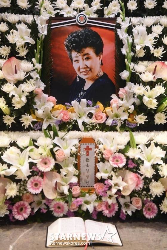 원로가수 고(故) 현미(본명 김명선)의 빈소가 7일 오전 서울 중앙대학교병원 장례식장에 차려졌다. 가수 고(故) 현미의 장례식은 사단법인 대한가수협회장으로 거행된다. 2023.04.07 사진공동취재단