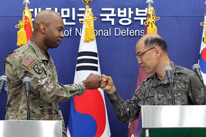 이성준 합동참모본부 공보실장과 아이작 테일러 한미연합사 공보실장. 연합뉴스