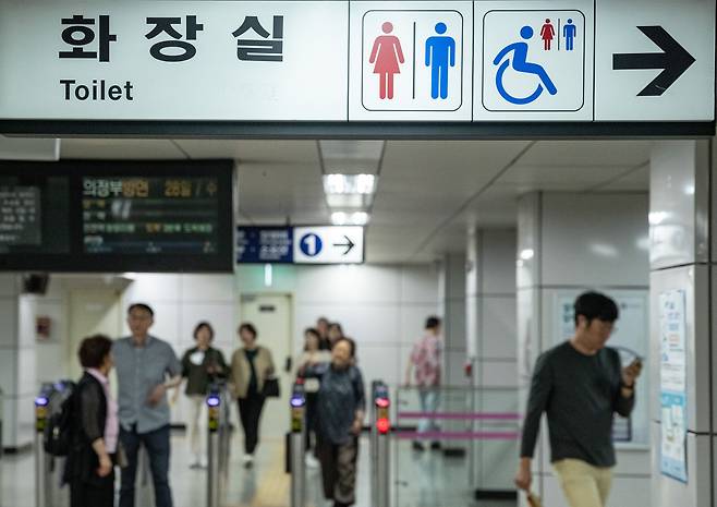 서울시는 7월1일부터 지하철 하차 후 10분 내 재승차 시 기본운임을 면제(환승 적용)하는 제도를 시행한다고 28일 밝혔다. 이날 오후 서울 종로구 지하철 1호선 종각역의 모습. /뉴스1