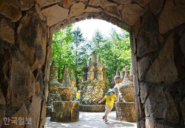 상소동산림욕장 돌탑군은 아이들에게 신비한 놀이터다.