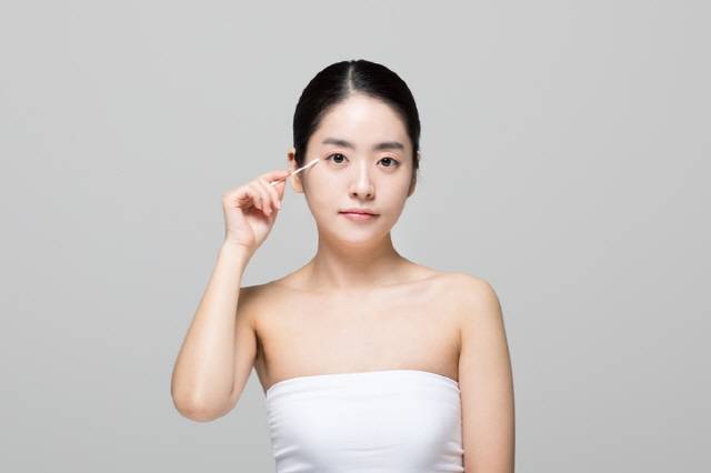 눈이 건조해지는 것을 막으려면 면봉을 활용해 눈꺼풀까지 꼼꼼하게 닦아내는 게 좋다./사진=게티이미지뱅크