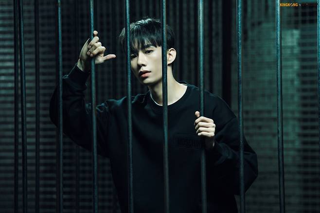 On the 28th, the agency King Kong by Starship released several profiles of Son Woo-hyuns profile and teaser shooting scene, which appeared in two roles of Martin and Feder Ricoh in Play Thebe Land.Thebes Land is inspired by Oedipus Shinhwa and depicts the story of Martin in prison for murdering his father, playwright S interviewing him, and actor Fedeh Ricoh as Martin.Among them, Son Woo-hyun goes back and forth between Martin, who constantly asks questions about his story coming to the stage with a dark past, and Ricoh, who has to represent him.Son Woo-hyun will show a variety of emotions in the dialogue that goes beyond Shinhwa, literature, and philosophy for about 170 minutes.Son Woo-hyun is continuing his acting career regardless of genre. Son Woo-hyun recently received a favorable response from viewers who disassembled from ENA Happy Battle to SNS marketing team leader Lee Jin-seop.He laughs with a cute charm in the play, and he unravels the clues of the incident together and demonstrates the rosy (Lee) and sticky shooter -Son Woo-hyun is more focused on acting that will be shown through Tebe Land, which is transformed into a life imprisonment and an actor at the same time.The play Thebe Land starring Son Woo-hyun will be performed at the Theater Black in Chungmu Art Center from June 28 to September 24, and the 9th ENA drama Happy Battle will be broadcasted at 9 pm on the 28th.