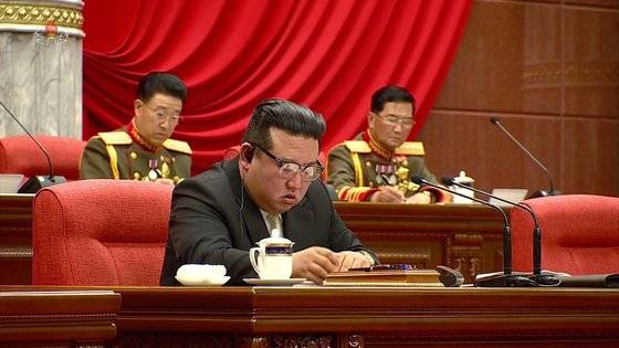 김정은 북한 국무위원장이 지난 16일부터 18일까지 열린 노동당 중앙위원회 제8기 제8차 전원회의 확대회의에 참석하는 모습. 조선중앙TV. 연합뉴스.