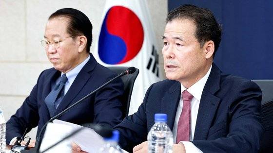 29일 신임 통일부 장관에 내정된 김영호 성신여대 교수가 지난 5월 서울 종로구 남북회담본부에서 열린 통일부 장차관- 통일미래기획위원회 위원장단 라운드테이블에 참석해 통일미래기획위원장으로서 모두발언하는 모습. 왼쪽은 권영세 통일부 장관. 연합뉴스