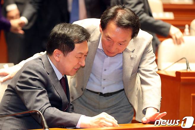 김기현 국민의힘 대표와 김석기 의원이 11일 오후 서울 여의도 국회에서 열린 의원총회에서 대화를 나누고 있다. 2023.5.11/뉴스1 ⓒ News1 황기선 기자