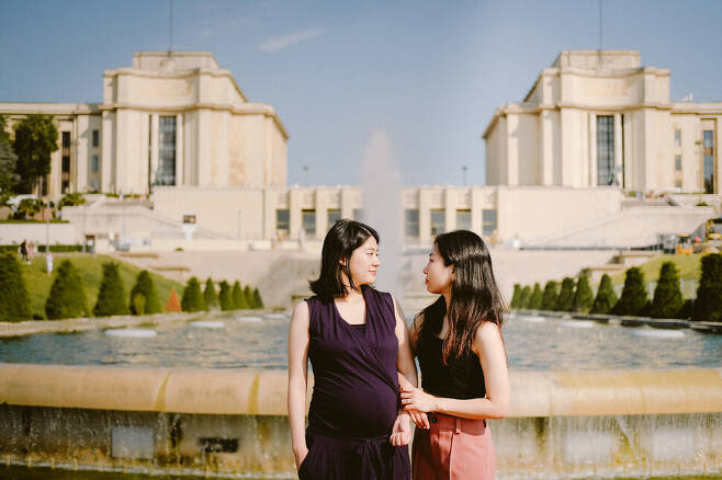 김규진(왼쪽)씨와 배우자 김세연(오른쪽)씨가 규진씨의 출산을 앞두고 만삭 사진을 촬영하고 있다. 밀럽프로젝트 @milleloveproject