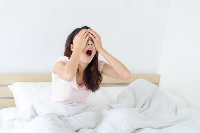 부신 기능이 저하돼 호르몬 분비가 줄어들면 기상 직후 피로감을 느끼기 쉽다./사진=클립아트코리아