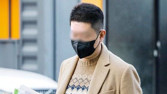 빗썸의 실소유주로 지목된 강종현씨는 최근 원영식 초록뱀미디어 회장에 대한 검찰 수사에 협조적인 것으로 파악됐다. 사진은 지난 2월 1일 서울남부지법에서 열린 구속영장실질심사에 출석하는 강씨의 모습. 뉴스1