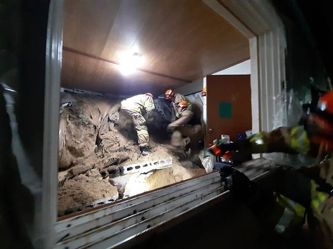 [영주=뉴시스] 30일 오전 4시43분께 경북 영주시 상망동의 한 주택이 산사태로 토사에 매몰됐다. (사진=경북소방본부 제공) 2023.06.30. photo@newsis.com *재판매 및 DB 금지