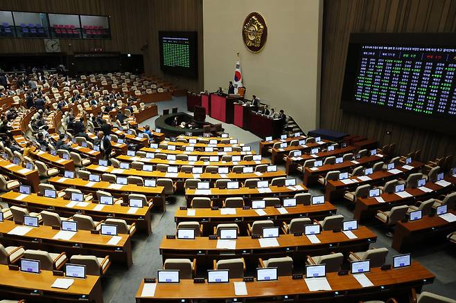 30일 오후 국회 본회의에서 후쿠시마 오염수 방류 철회 촉구 결의안이 야당 단독으로 채택되고 있다. / 사진 = 연합뉴스