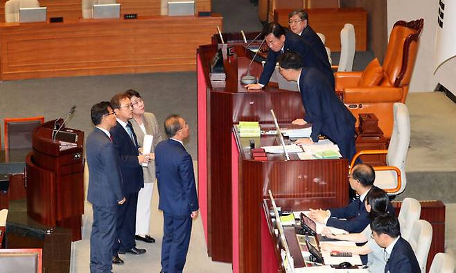 윤재옥 국민의힘 원내대표와 이양수 원내수석부대표, 송기헌 더불어민주당 원내수석부대표, 정춘숙 원내정책수석부대표가 30일 서울 여의도 국회에서 열린 제407회국회(임시회) 7차 본회의에서 후쿠시마 오염수 관련 법안 상정을 놓고 언쟁을 하고 있다. 뉴시스