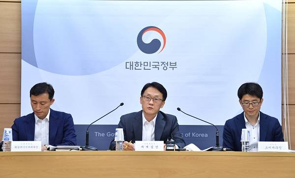 2020년 5월, 수제맥주 시장이 커지게 된 역사적 제도 개편이 있었습니다. 사진은 2020년 5월 19일 임재현 전 기획재정부 세제실장(가운데·전 관세청장)이 ‘주류 규제개선방안’ 브리핑을 하는 모습. (사진=기획재정부)