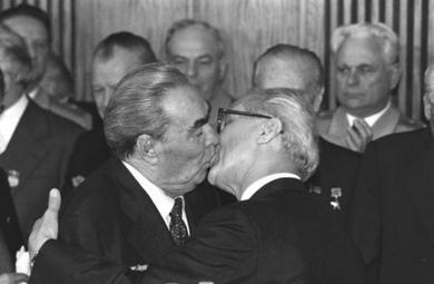 소련 서기장 레오니트 브레즈네프(왼쪽)가 1979년 동독 탄생 30주년을 맞아 동독 총리 에리히 호네커에게 키스하는 모습. 지금의 기준으로 봐도 정말 진한 키스였다. <사진 출처=위키피디아>