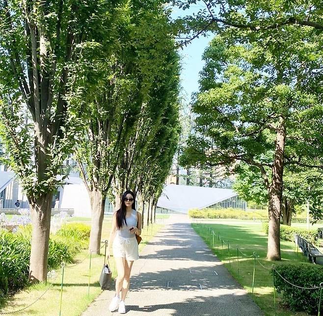 Actress Kim Sa-rang, 45, shared her laid-back routine during a trip to Tokyo.On the 3rd, Kim Sa-rang posted a picture and a picture of the second day of the trip to Tokyo.In the photo, he caught sight of the way he was walking on the street during his trip to Japan.The netizens who saw this were shiny in Tokyo, and they did not really change even though they were the same age.On the other hand, Kim Sa-rang is from Miss Korea and appeared in the drama King of the King and Nao (2007), Secret Garden (2010), and Revenge (2020).