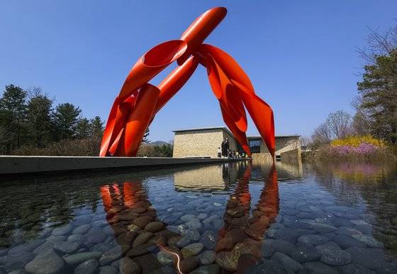 원주 뮤지엄산에 설치된 아치웨이. 권혁재 사진전문기자