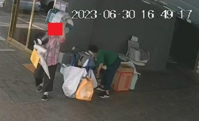 지난달 30일 오후 서울 강동구 천호동 한 빌라 현관 앞에 놓인 이삿짐을 도둑질한 할머니들. (사진=온라인 커뮤니티 보배드림 갈무리)