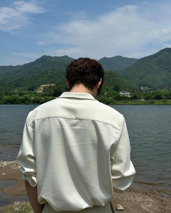 Singer and actress Cha Eun-woo has released a thrilling visual.Cha Eun-woo posted several photos on his SNS on the 4th.The photo shows Cha Eun-woo sitting on a chair in the grass and looking somewhere.He showcased his relaxed look with an ivory shirt and beige trousers.Underneath the rolled-up shirt sleeves, a clear tendon was revealed, showing off her sexy charm.Meanwhile, Cha Eun-woo will star in the new drama Wonderful World.
