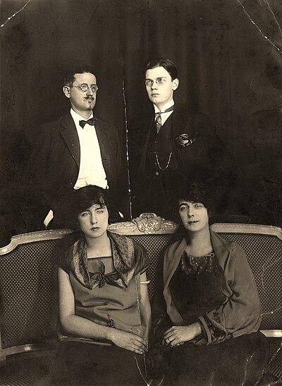 제임스 조이스-노라 바너클 부부의 1924년 가족사진. 위 왼쪽부터 시계 방향으로 제임스, 아들 조르지오, 노라, 딸 루시아. digital.ucd.ie