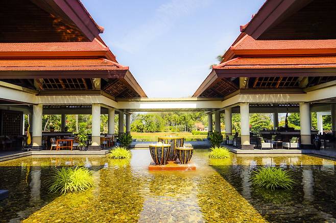 전통적이고 우아한 인테리어의 반얀트리 푸껫 로비