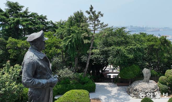 하늘에서 드론 촬영한 인천자유공원의 맥아더 동상. 멀리 인천항과 앞바다를 내려다 보고 있다. 인천 = 홍진환 기자