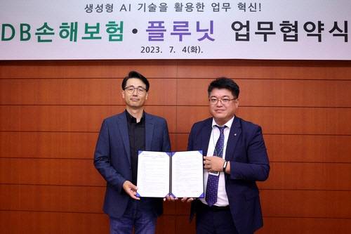 지난 4일 서울시 강남구 DB금융센터에서 심진섭(오른쪽) DB손해보험 본부장과 이경일 플루닛 대표가 생성형 AI 기술 도입을 위한 업무협약을 맺고 기념촬영을 하고 있다. DB손보 제공