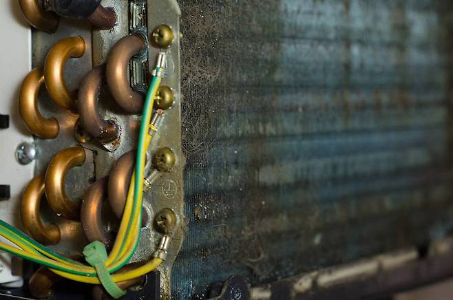 제습기 내부에도 라디에이터가 들어있는데, 수분이 직접 라디에이터에 응결되므로 적당한 관리가 필요하다. 출처=셔터스톡