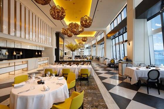 서울 송파구 시그니엘 서울 호텔의 레스토랑 ‘스테이’. 지난 3월 야닉 알레노 셰프를 초청해 갈라 디너를 진행했다. 사진 롯데호텔