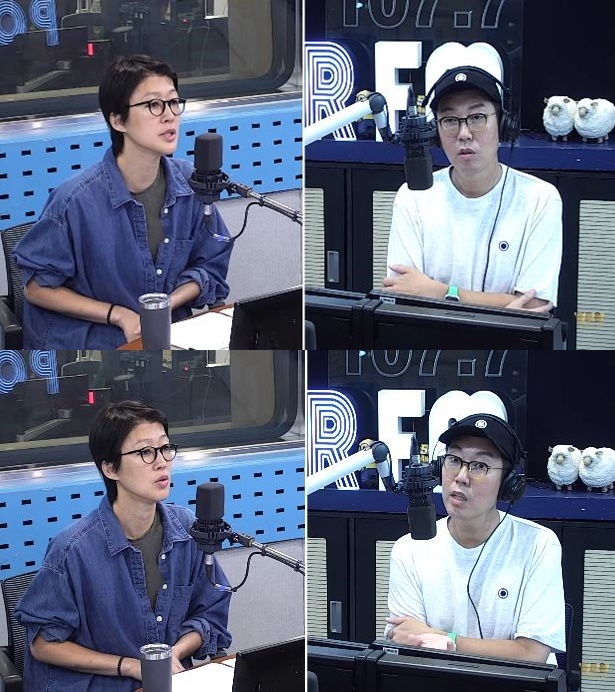 Kim Young-chul and Jin-kyeong Hong burst into laughter at the stillness.On July 5, SBS PowerFM Kim Young-chuls PowerFM featured Jin-kyeong Hong as a guest.On the same day, Kim Young-chul said, I often said (about Jin-kyeong Hong) that he was Jin-chins younger brother. He said, Is there any secret that only I know about each other?Jin-kyeong Hong talked about Kim Young-chuls narcissism.Kim Young-chul asked, Doesnt Rael like you more? After a moment of silence, Jin-kyeong Hong said, Isnt that a deadly secret? and gave a laugh.Kim Young-chul said, No, I was trying to have fun with entertainment, but did you just see static? He said, I said something wrong the other day. I said, Ill buy something like my brothers bag, and he said, That was the condition of marriage.Its supposed to be fun, but its crazy, he laughed.Last month, Kim Young-chul appeared on Jin-kyeong Hongs YouTube and watched a house in Pyeongchang-dong. Jin-kyeong Hong said, I think its important to eat rice bowls and soup bowls all the time.Kim Young-chul said, My brother (Jin-kyeong Hong husband) will like it.Jin-kyeong Hong said, Why do you like it? I dont ask you to buy it. I buy it with my own money. Kim Young-chul asked, Was that a condition for marriage?On the other hand, Jin-kyeong Hongs husband was introduced in the eighth place in the cable channel Mnet TMI NEWS, which was broadcast in June last year.At that time, Jin-kyeong Hong was introduced to marry a husband of about 18.9 billion won in assets.