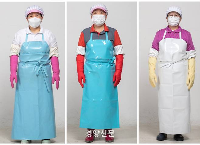 급식 조리사 도을순, 박기정, 곽미란씨의 작업복. 겉으로 보기엔 똑같아 보이지만 소재와 가격 모두 조금씩 다르다. 박기정씨와 곽미란씨의 상·하의는 발수가 잘 되는 기능성 소재다. 도을순씨의 것은 상대적으로 두께도 두껍고 무겁다. 성동훈 기자