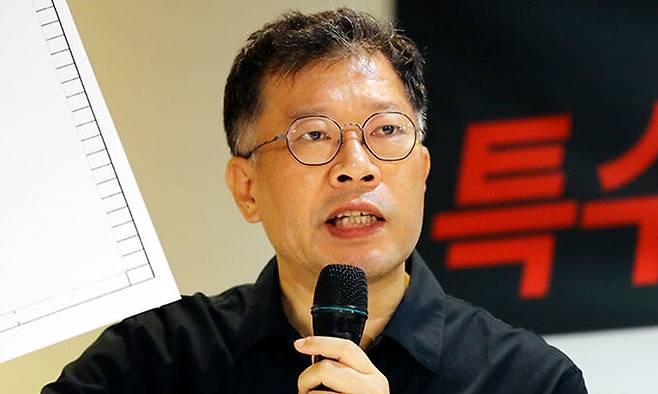 박중석 뉴스타파 팀장이 6일 서울 중구 뉴스타파 함께센터에서 열린 '검찰 특수활동비 집행실태 분석결과 발표 및 진상규명 촉구 기자회견'에서 검찰 특활비 관련 자료를 공개하고 있다. 뉴시스