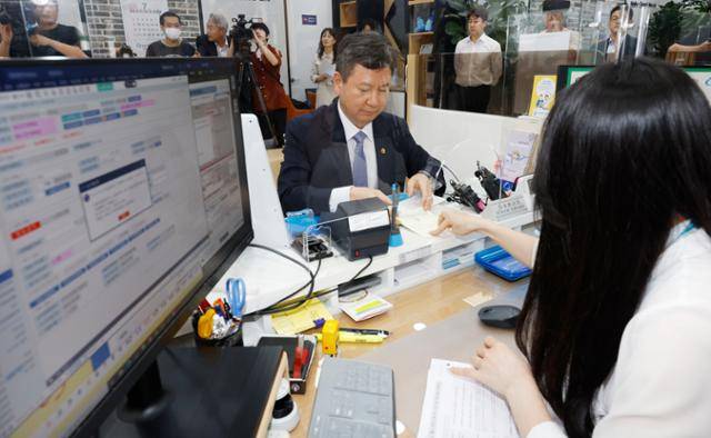 한창섭 행정안전부 차관이 6일 오전 서울 종로구 교남동 새마을금고 경희궁지점을 방문해 예금 통장을 개설하고 있다. 정부는 새마을금고 부실 우려에 금융위원회, 기획재정부, 금융감독원, 한국은행 등 관계기관 합동으로 범정부 대응단을 꾸렸다. 연합뉴스
