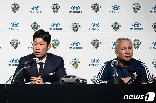 (고양=뉴스1) 유승관 기자 = 박지성 전북현대 테크니컬 디렉터와 페트레스쿠 전북현대 감독. 2023.6.14/뉴스1 Copyright (C) 뉴스1. All rights reserved. 무단 전재 및 재배포 금지.