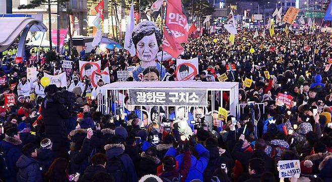 2017년 1월 21일 오후 서울 종로구 광화문광장에서 열린 '박근혜 대통령 즉각 퇴진과 조기 탄핵, 재벌 총수 구속을 촉구하는 13차 주말 촛불집회'를 마친 시민들이 재벌 구속 촉구 퍼포먼스를 하며 행진하고 있다./조선일보DB