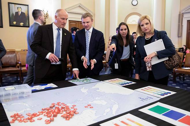 2023년 4월 19일(현지시간) 미국 워싱턴DC 국회의사당에서 열린 연방하원의 '미국과 중국공산당 간 전략 경쟁에 관한 특별위원회'에서 공화당 의원들이 중국의 대만 침공 시 예상되는 전쟁 시뮬레이션을 그린 지도를 보고 있다./로이터연합뉴스