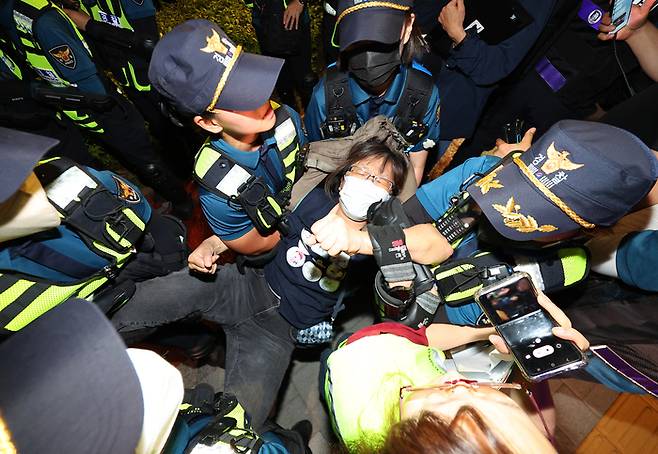 ‘비정규직 이제그만 공동투쟁’ 등이 지난 6월 9일 서울 서초구 대법원 앞에서 문화제를 개최했지만 경찰이 이를 미신고 집회로 규정하고 강제 해산하고 있다. / 연합뉴스