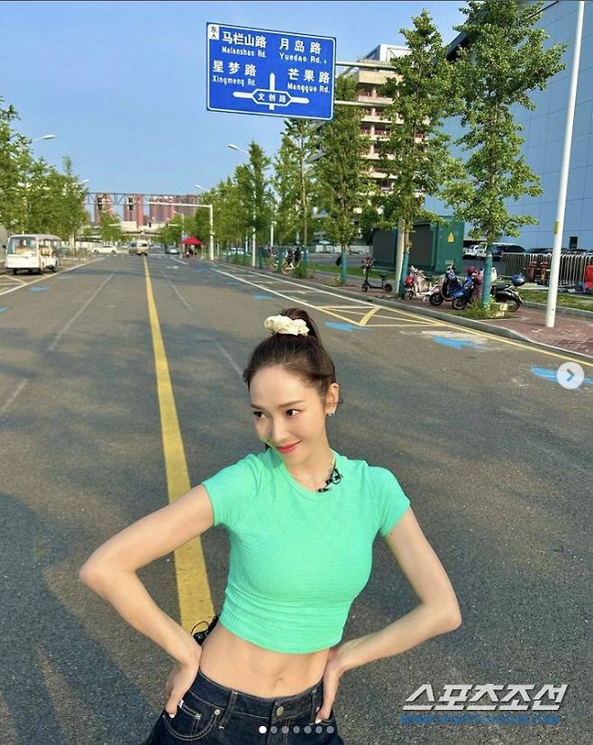 Whats going on with the Horny Family exposed on a China Chado double plate?Jessica recently posted several photos on her personal account with the words Ill be the mint to your chocolate chip.In the photo, Jessica is wearing jeans in a short-sleeved crop top on the streets of China. She has a bright face, but Chado double plate looks dangerous and buys some fans worries.However, when I look at the last picture, I see a microphone line on my waist as if I am shooting.Meanwhile, Jessica turned to solo after leaving Girls Generation in 2014.Last year, she appeared in the China Girl Group audition program Season 3 of the Storm Wave, and finished second, followed by various activities in China.