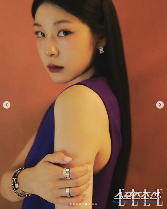 Is this what Queen Yeon-ah looks like?Femme Fatale image looks so good.On the 10th, Kim Yuna unveiled several pictures of her work with fashion magazines without any comment on her personal account.In the photo, Kim Yuna showed off her intense charm with a deep red lip. She boldly exposes the clavicle line and shoulder line, and her sexy charm is different from before.On the other hand, Kim Yuna appeared on tvN Yu Quiz on the Block on the 28th of last month and reported on the recent situation after marrying Forestella Gourim.When asked if she had regretted her retirement nine years after stepping down as queen of figure skating, Kim Yuna replied, I just felt liberated. I thought it was over.Kim Yuna said, I think I have exhausted the total amount of Exercise. After retirement, Exercise said that he did not want to see Exercise for a while, but recently he started Exercise again for treatment and health purposes.Kim Yuna said, I didnt have good physical strength in my career, and added with a smile, My last wish was that I wouldnt be out of breath, but now the person who does it like Exercise says I should be out of breath.In addition, Kim Yuna did not walk too much and bought a walking machine.